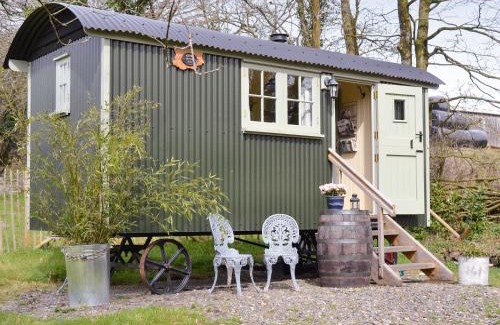 Stowford House | Cozy Farmer Oaks Hut - Perfect for Families and Gatherings
