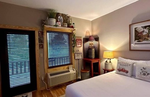 Stanardsville Hotel | Top-Rated Farmer's Market Rm. 102: Pet Friendly & Accessible