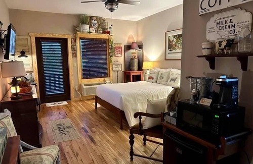 Stanardsville Hotel | Top-Rated Farmer's Market Rm. 102: Pet Friendly & Accessible