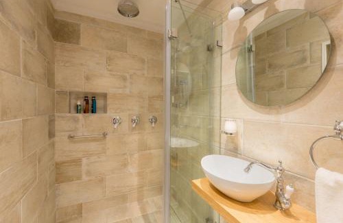Bat Shlomo Apartment | Inviting Farmer’s Suite Room with Hot Tub & Top Reviews