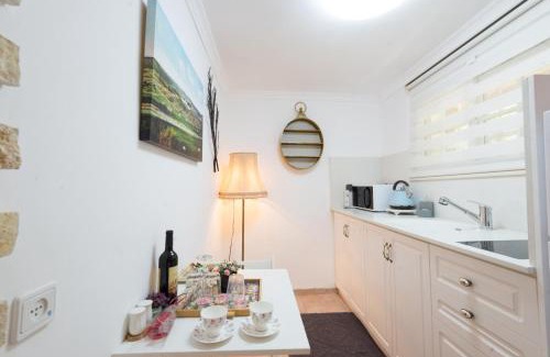Bat Shlomo Apartment | Inviting Farmer’s Suite Room with Hot Tub & Top Reviews