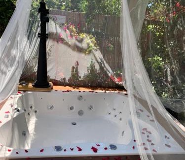 Bat Shlomo Apartment | Inviting Farmer’s Suite Room with Hot Tub & Top Reviews