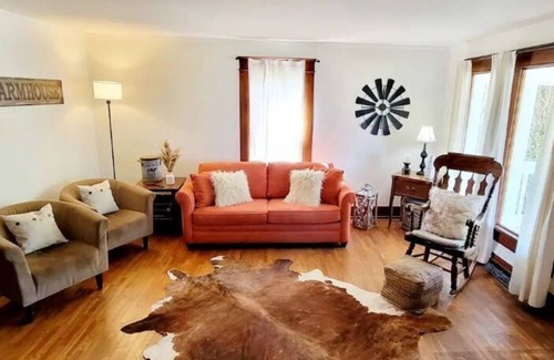 Johnson County Other | Idyllic Farmhome Retreat with Fire Pit & Pet-Friendly Perks