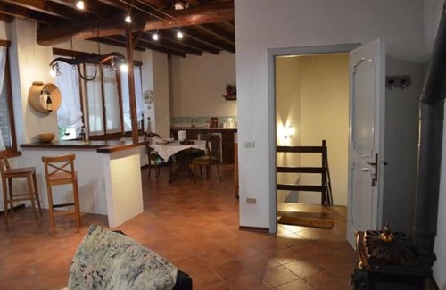 Mantua Apartment | Cozy Farmhouse Near Mantua with Lake View & Breakfast