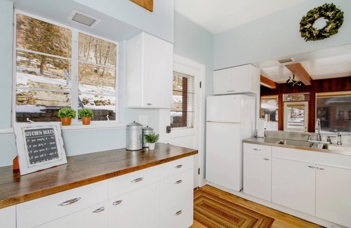 Fountain City House | Historic Farmhouse Apartment on Great River Road - Pet Friendly