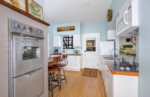 Fountain City House | Historic Farmhouse Apartment on Great River Road - Pet Friendly