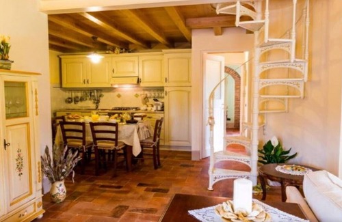 Orentano Apartment | Charming Farmhouse Borgo ai Lecci with Pool & Breakfast