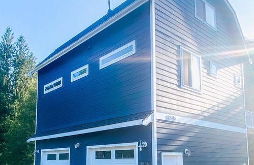 Snoqualmie House | Scenic Farmhouse by the Falls with Lake View & Family Amenities