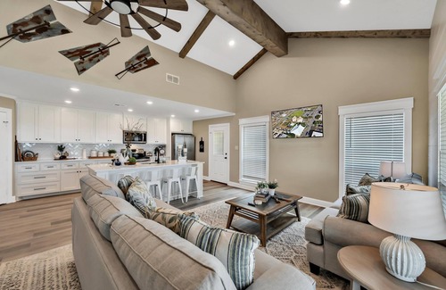 Waco House | Welcoming Farmhouse Retreat - Waco/Magnolia/Baylor