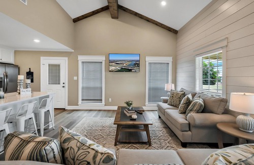 Waco House | Welcoming Farmhouse Retreat - Waco/Magnolia/Baylor