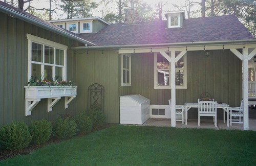 Monument House | Idyllic Farmhouse Cottage Near Monument & Air Force Academy