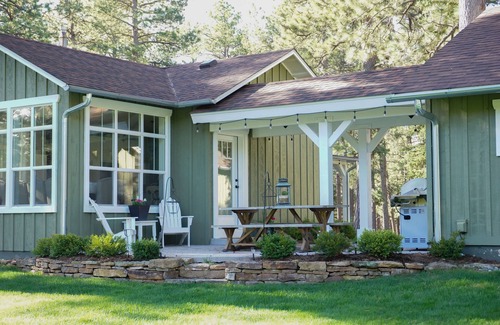 Monument House | Idyllic Farmhouse Cottage Near Monument & Air Force Academy