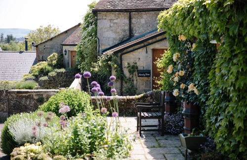 Sandown Cottage | Cozy Farmhouse Cottage for Couples Exploring the Island