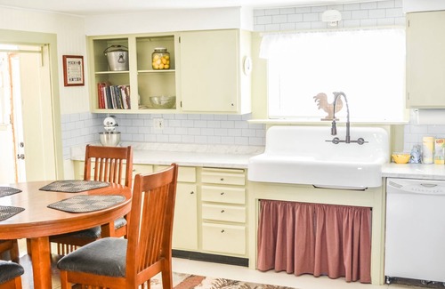Colorado Springs Cottage | Welcoming Farmhouse Cottage: Pet & Child Friendly Retreat