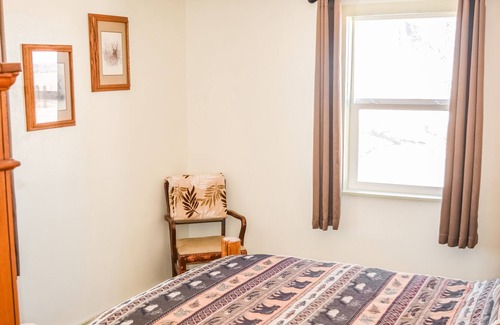 Colorado Springs Cottage | Welcoming Farmhouse Cottage: Pet & Child Friendly Retreat