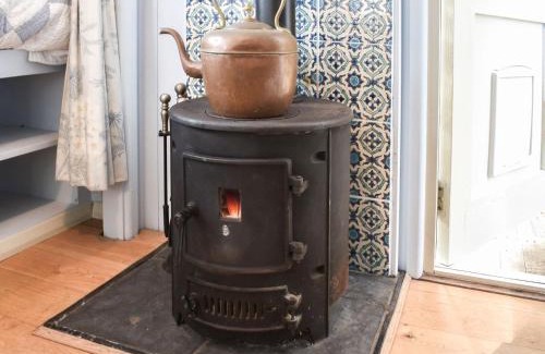 Churt House | Pet-Friendly Farmhouse Garden Shepherds Hut - 10/10 Rated