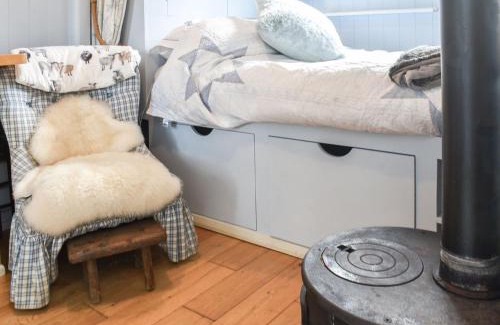 Churt House | Pet-Friendly Farmhouse Garden Shepherds Hut - 10/10 Rated