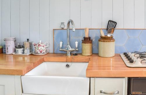 Churt House | Pet-Friendly Farmhouse Garden Shepherds Hut - 10/10 Rated