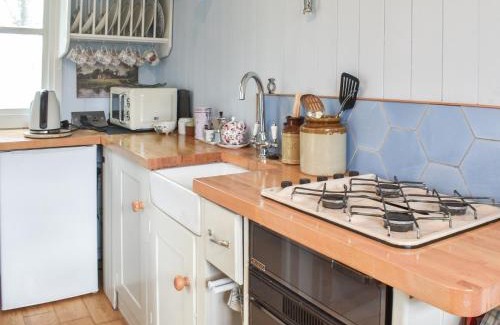 Churt House | Pet-Friendly Farmhouse Garden Shepherds Hut - 10/10 Rated