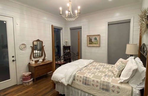 Quitman Bed & Breakfast | Inviting Farmhouse Guest Suite: East Texas Retreat with Pool