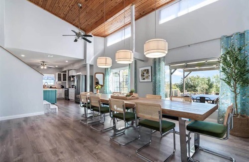 Manor House | Unwind at Luxe Farmhouse with Hot Tub & Pool on 5 Acres