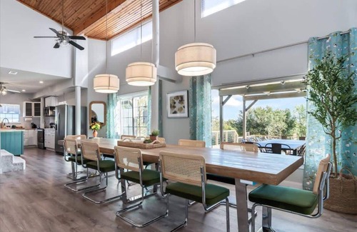 Manor House | Unwind at Luxe Farmhouse with Hot Tub & Pool on 5 Acres