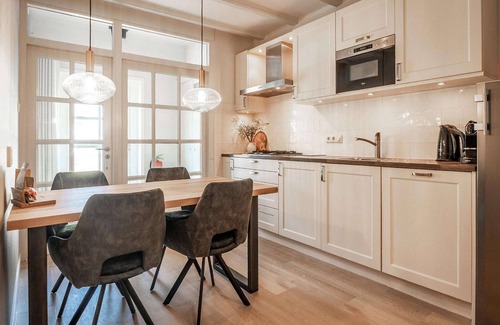 De Cocksdorp Other | Cozy Flat in De Cocksdorp with Kitchen & Breakfast Included
