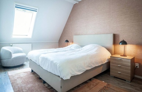 De Cocksdorp Other | Cozy Flat in De Cocksdorp with Kitchen & Breakfast Included