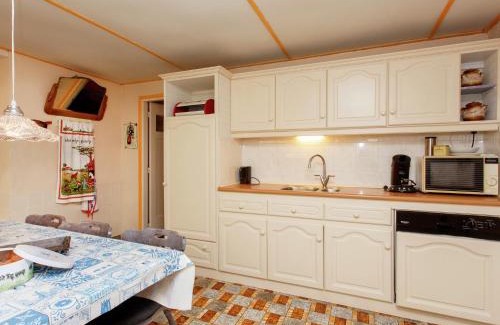 Nederweert-Eind House | Farmhouse in Nederweert near Canal Trails, cleaning included