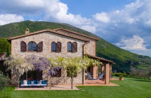 San Giovanni del Pantano House | Charming Farmhouse in Umbria with Pool & Ocean View