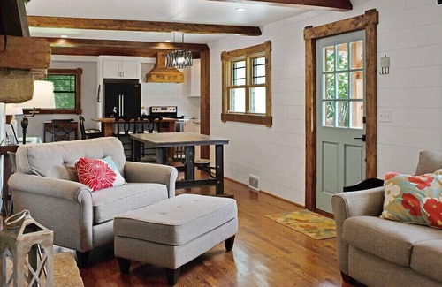 King Other | Idyllic Farmhouse Minutes from Hanging Rock with Breakfast