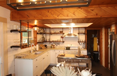 Graham Cabin | Idyllic Farmhouse Retreat by the Lake - Pet Friendly & More