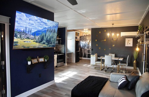 Noble Other | Farmhouse outskirts of Norman’s “Okla. University” fastWiFi, 2-75”TVs, KING BED