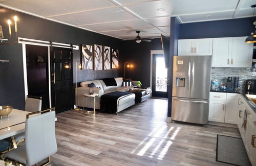 Noble Other | Farmhouse outskirts of Norman’s “Okla. University” fastWiFi, 2-75”TVs, KING BED