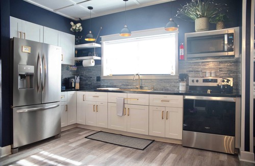 Noble Other | Farmhouse outskirts of Norman’s “Okla. University” fastWiFi, 2-75”TVs, KING BED