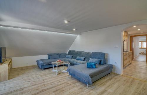 Vransko House | Raspberry Farmhouse: Pool, Spa & Perfect for Families