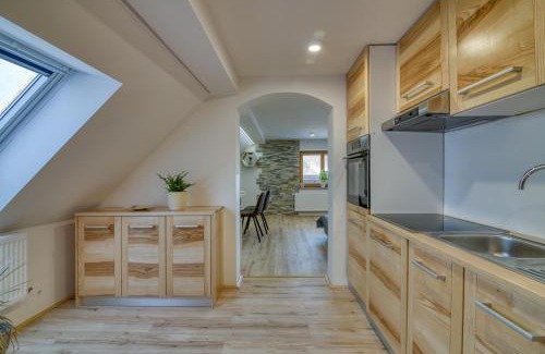 Vransko House | Raspberry Farmhouse: Pool, Spa & Perfect for Families