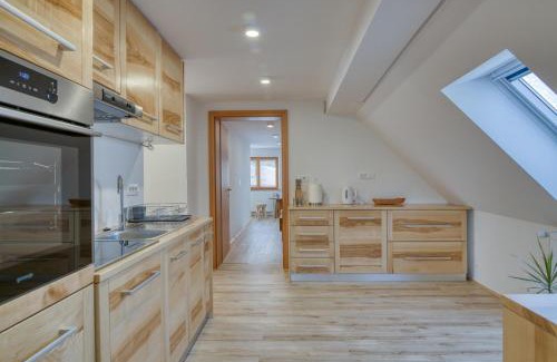 Vransko House | Raspberry Farmhouse: Pool, Spa & Perfect for Families