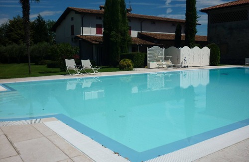 Desenzano del Garda House | Tranquil Farmhouse: Private Park & Pool, Rated 9.8/10