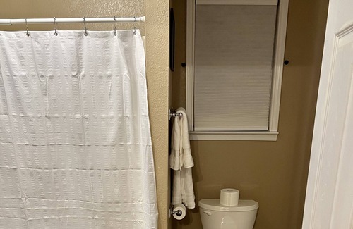 Belton Apartment | Farmhouse Studio The Tackroom-animals and a pool!