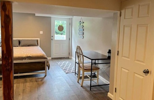 De Soto House | Cozy Farmhouse Style Studio with Private Entrance & Pool