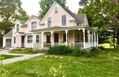 North Egremont House | Idyllic Farmhouse Retreat - 2 Master Suites & Spa Services