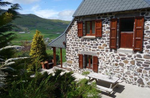Le Claux House | Scenic Farmhouse with Mountain View - Pet and Child Friendly