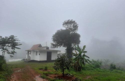 Elappara House | Cozy Farmstay in ചില്ലുകൂടാരം with Family-Friendly Amenities
