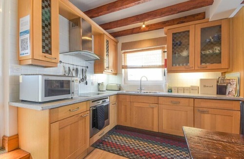 Seahouses Cottage | FARNE LOOKOUT: Pet-Friendly Retreat with Ocean View