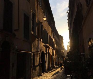 Rione VII Regola Apartment | Elegant Farnese House in Rome: Pool, Breakfast & Family Fun