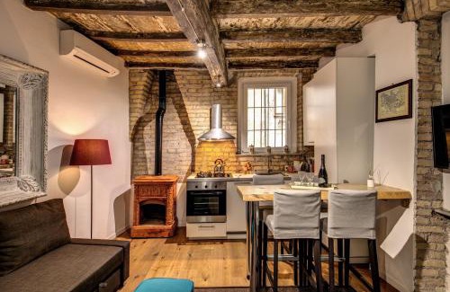 Rione VII Regola Apartment | Elegant Farnese House in Rome: Pool, Breakfast & Family Fun