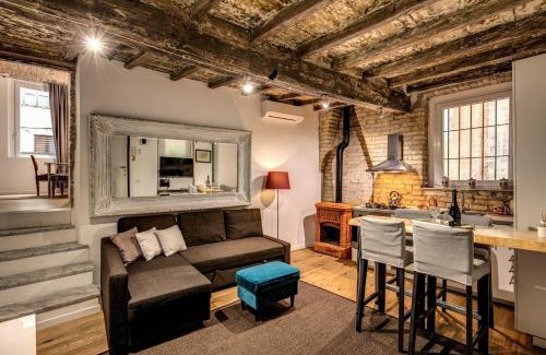 Rione VII Regola Apartment | Elegant Farnese House in Rome: Pool, Breakfast & Family Fun
