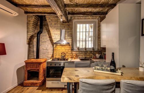 Rione VII Regola Apartment | Elegant Farnese House in Rome: Pool, Breakfast & Family Fun