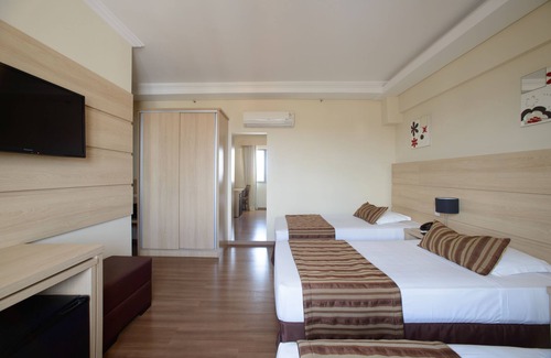 Jardim Brasil Hotel | Relax at Faro Hotel with Pool, Spa & Breakfast Included